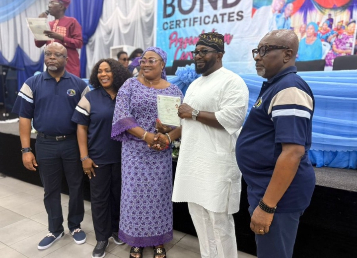 Images from the N1.13 billion retirement disbursement and Bond Benefit certificate event to 732 retirees by the Lagos State Government